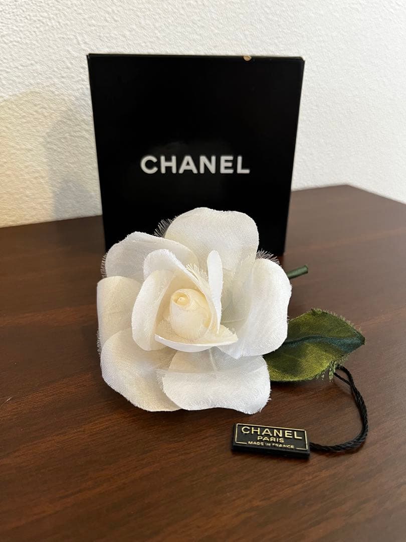 CHANEL ホワイトフラワーコサージュ