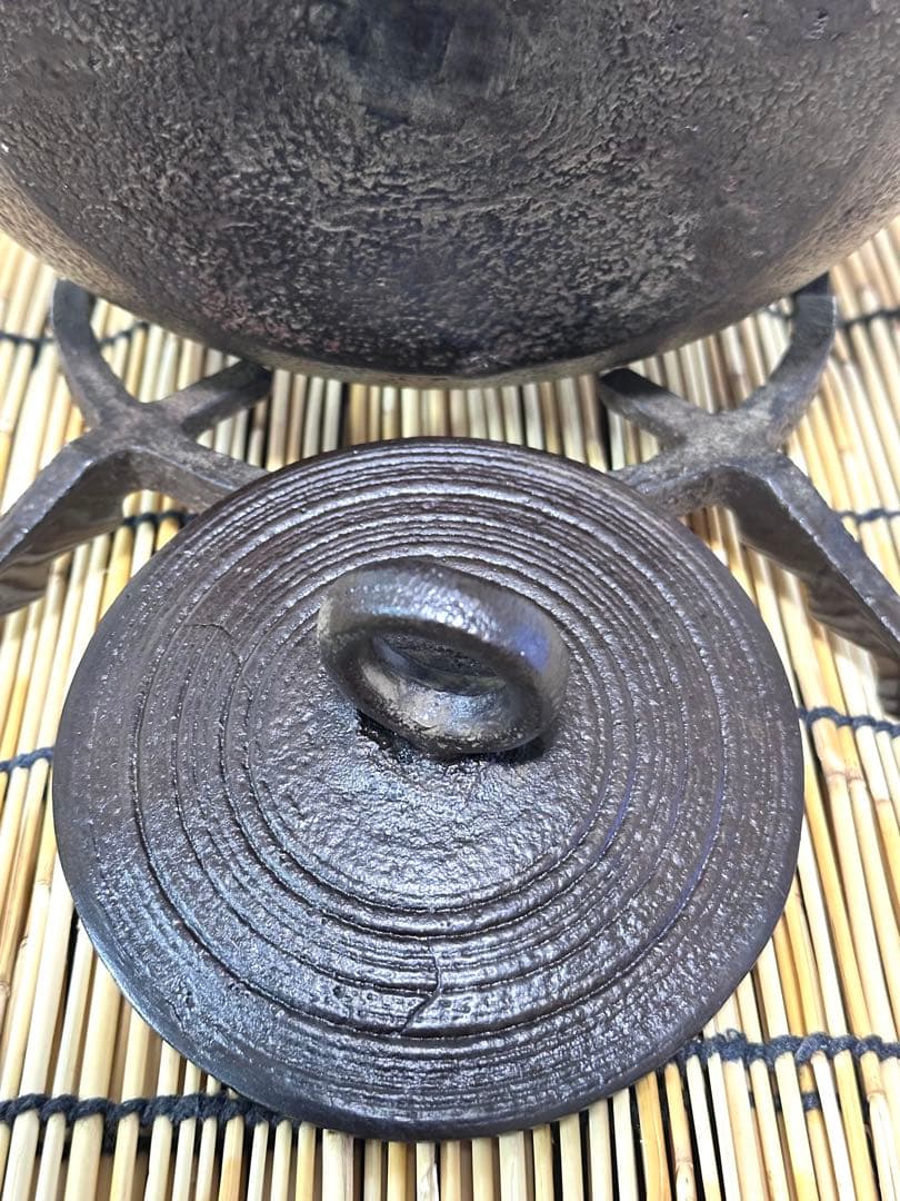 ＵＳＥＤ、美品　岩手県奥州 佐秋鋳造所 佐藤守巨造 捻鉉 糸目文様　南部鉄瓶