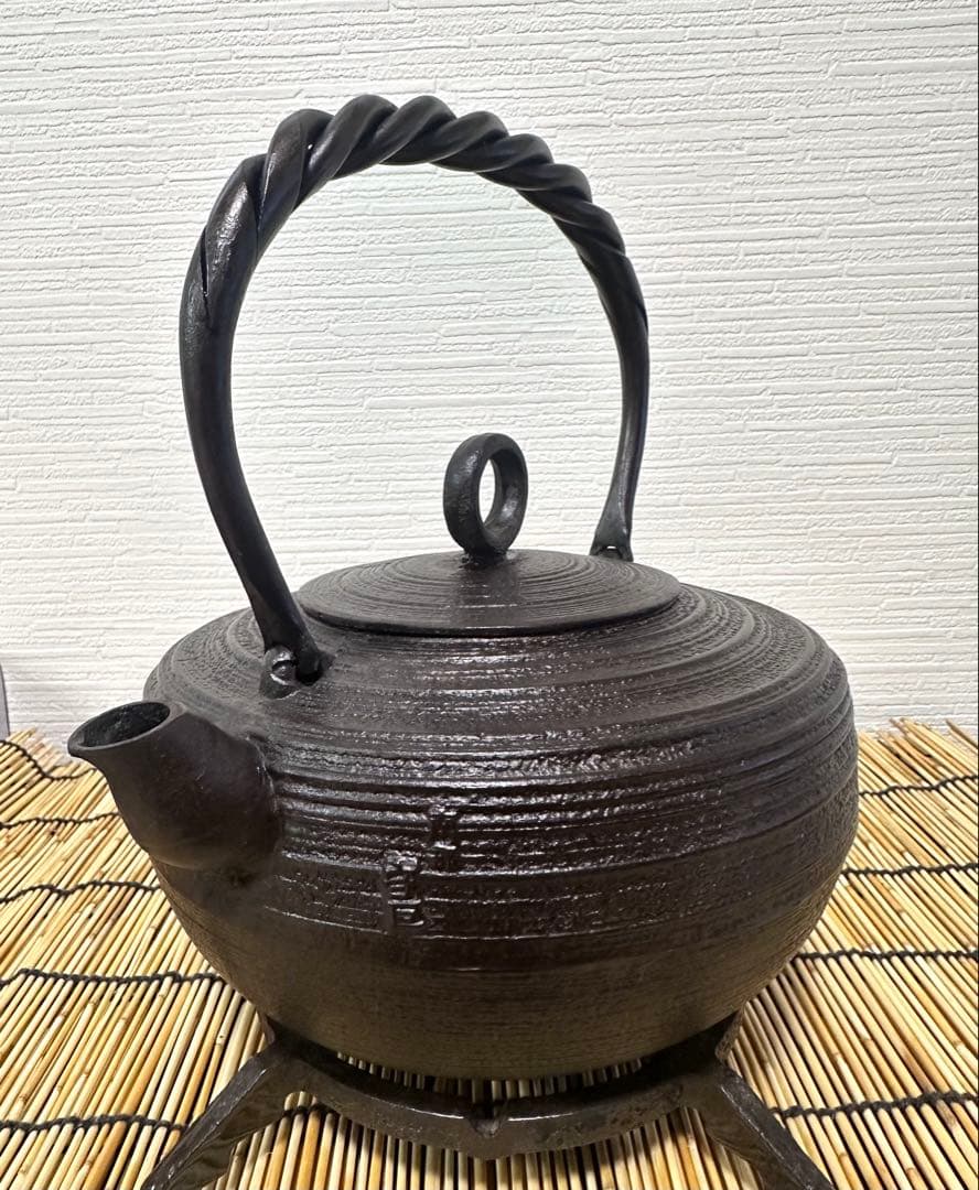 ＵＳＥＤ、美品　岩手県奥州 佐秋鋳造所 佐藤守巨造 捻鉉 糸目文様　南部鉄瓶