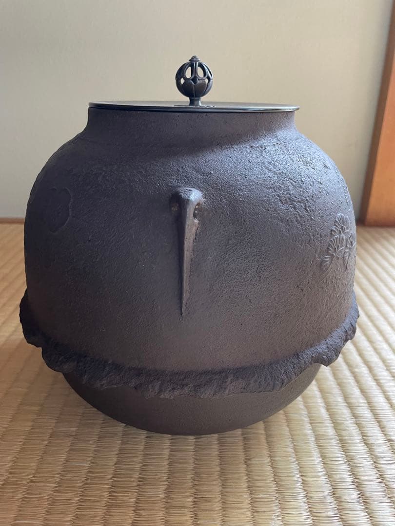 茶道具　﻿松梅文真形釜　釜師　畠春斎　模東京国立博物館蔵