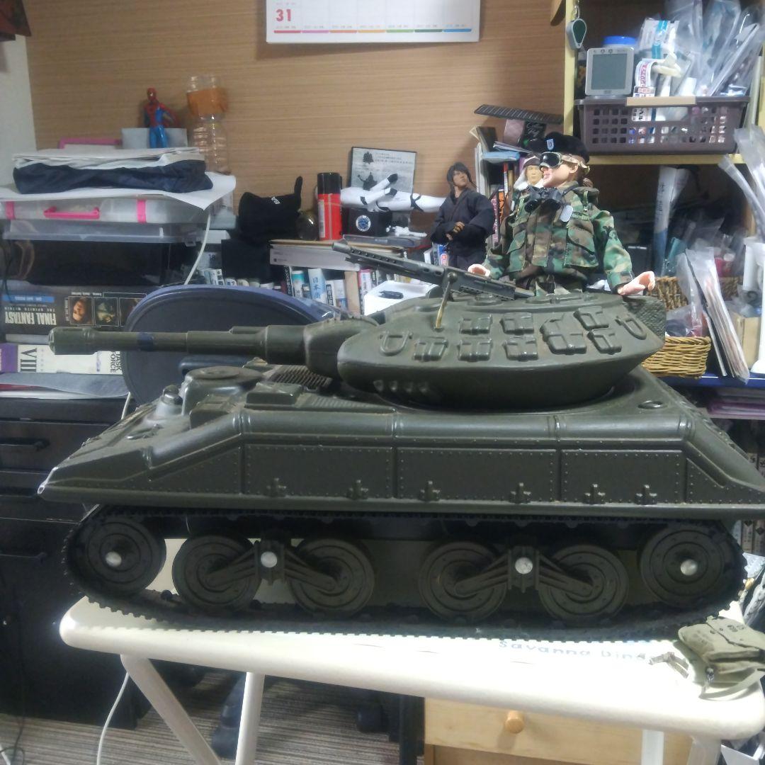 ドラゴン1/6女性兵士と同スケールのスコーピオン軽戦車かシュリダン戦車？のセット