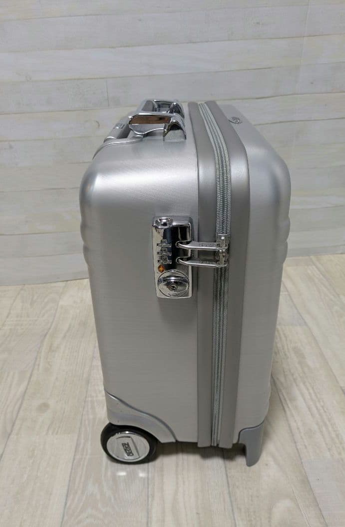無骨でかっこいい！ゼロハリバートン　アルミキャリーケース