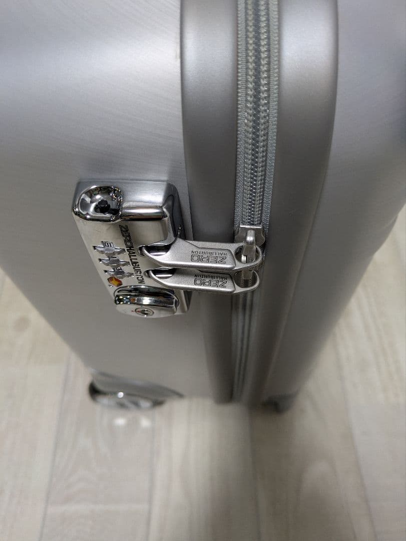 無骨でかっこいい！ゼロハリバートン　アルミキャリーケース