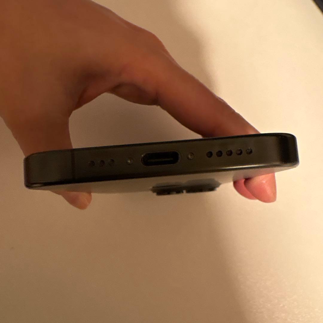 【美品】iPhone 15pro 256GB ブラックチタニウム　本体