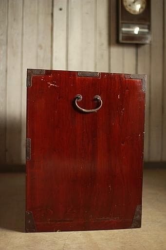 Akamaru 　綺麗な打ち出し金具時代庄内箪笥　扉付き　時代箪笥