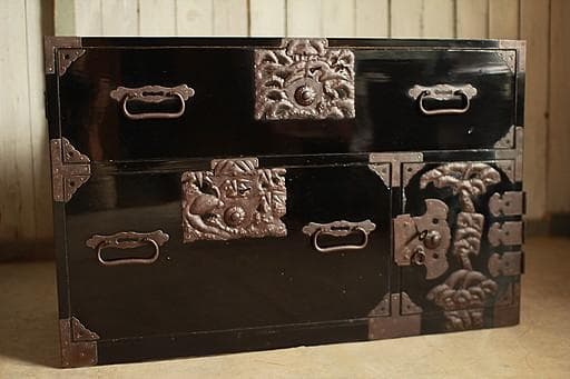 Akamaru 　綺麗な打ち出し金具時代庄内箪笥　扉付き　時代箪笥