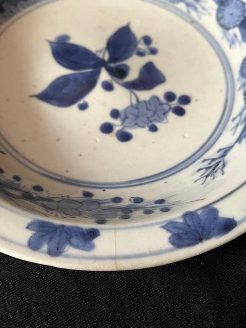 もう極めて貴重 ！藍九谷後期中皿 独特の釉薬 素朴な野草の絵付け 僅かな傷故安い