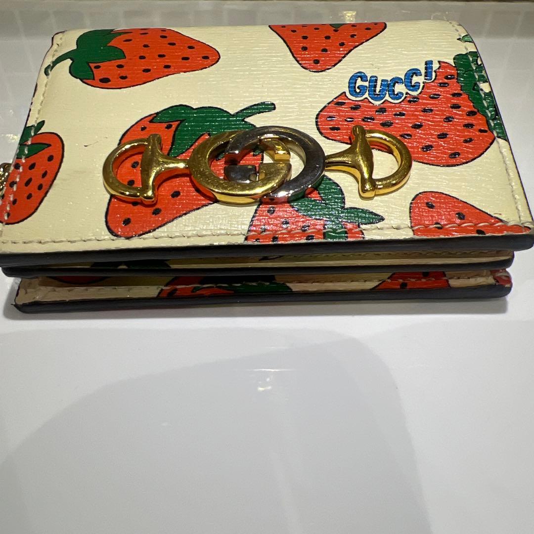 GUCCI グッチ　いちご柄 二つ折り財布　チェーン付き