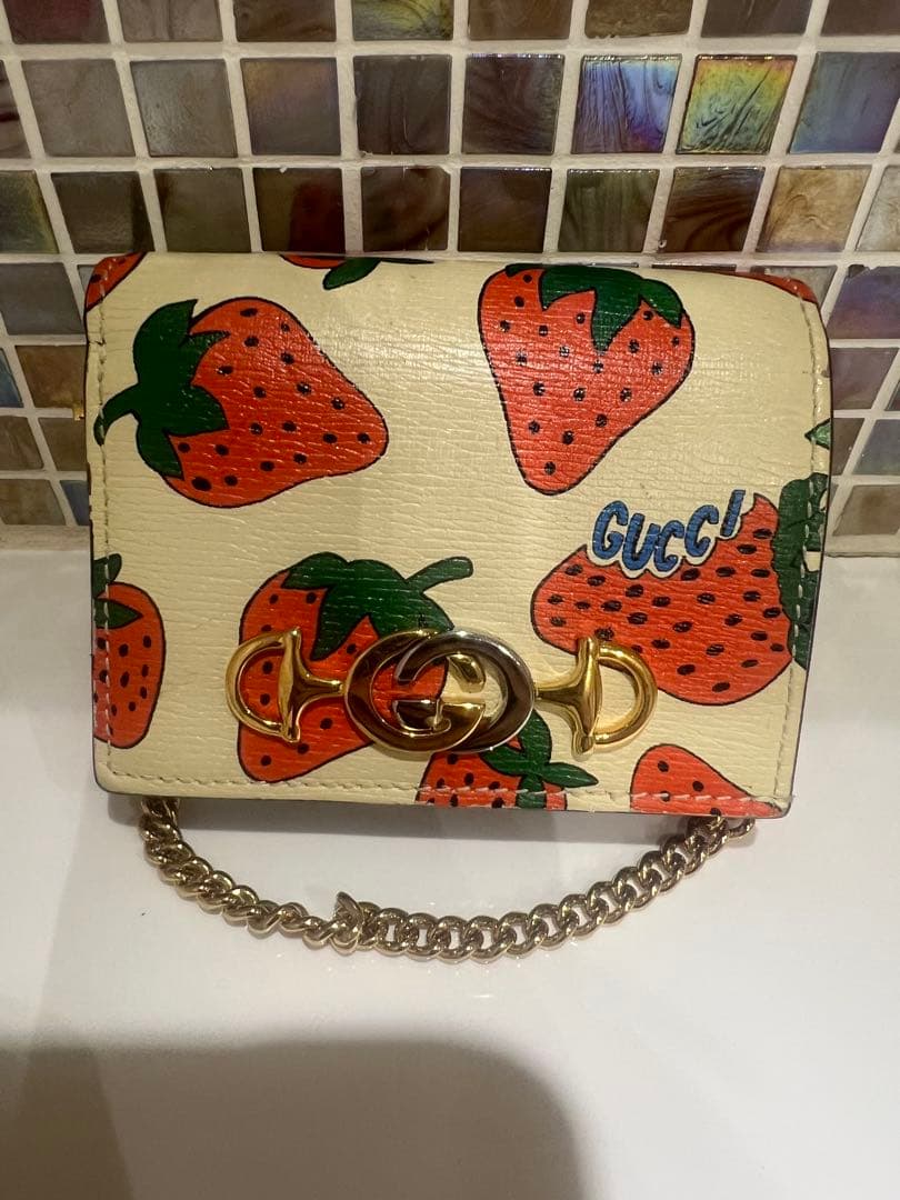 GUCCI グッチ　いちご柄 二つ折り財布　チェーン付き