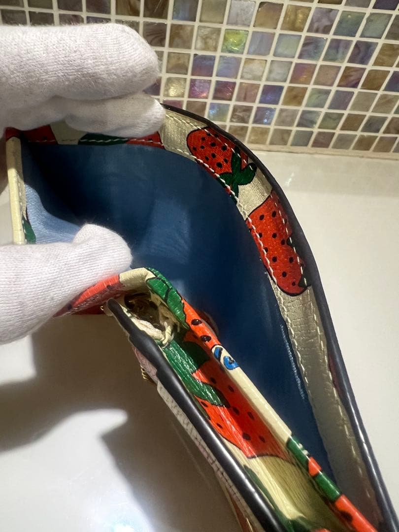 GUCCI グッチ　いちご柄 二つ折り財布　チェーン付き