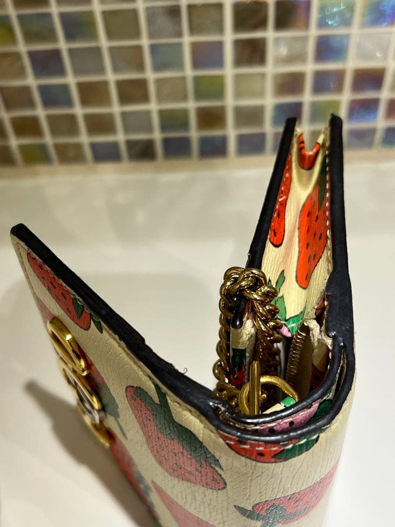 GUCCI グッチ　いちご柄 二つ折り財布　チェーン付き