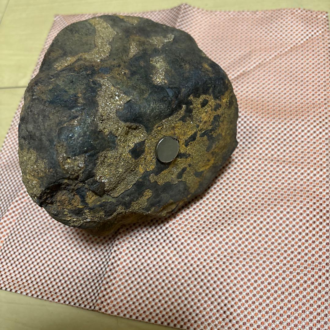 新疆アルタイ隕石　3.9キロ