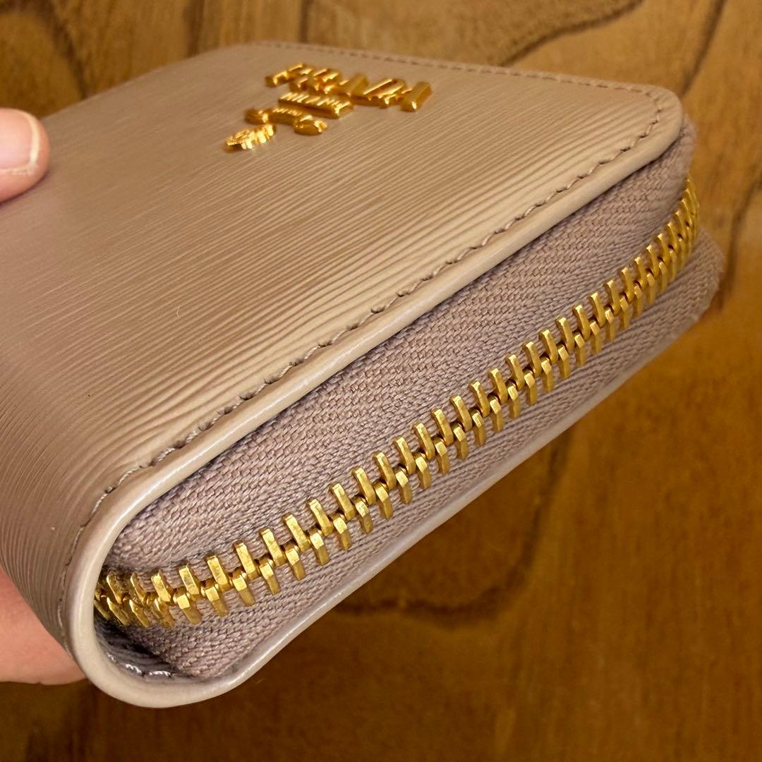 プラダ PRADA ケース　VITELLO MOVE LACCA 財布