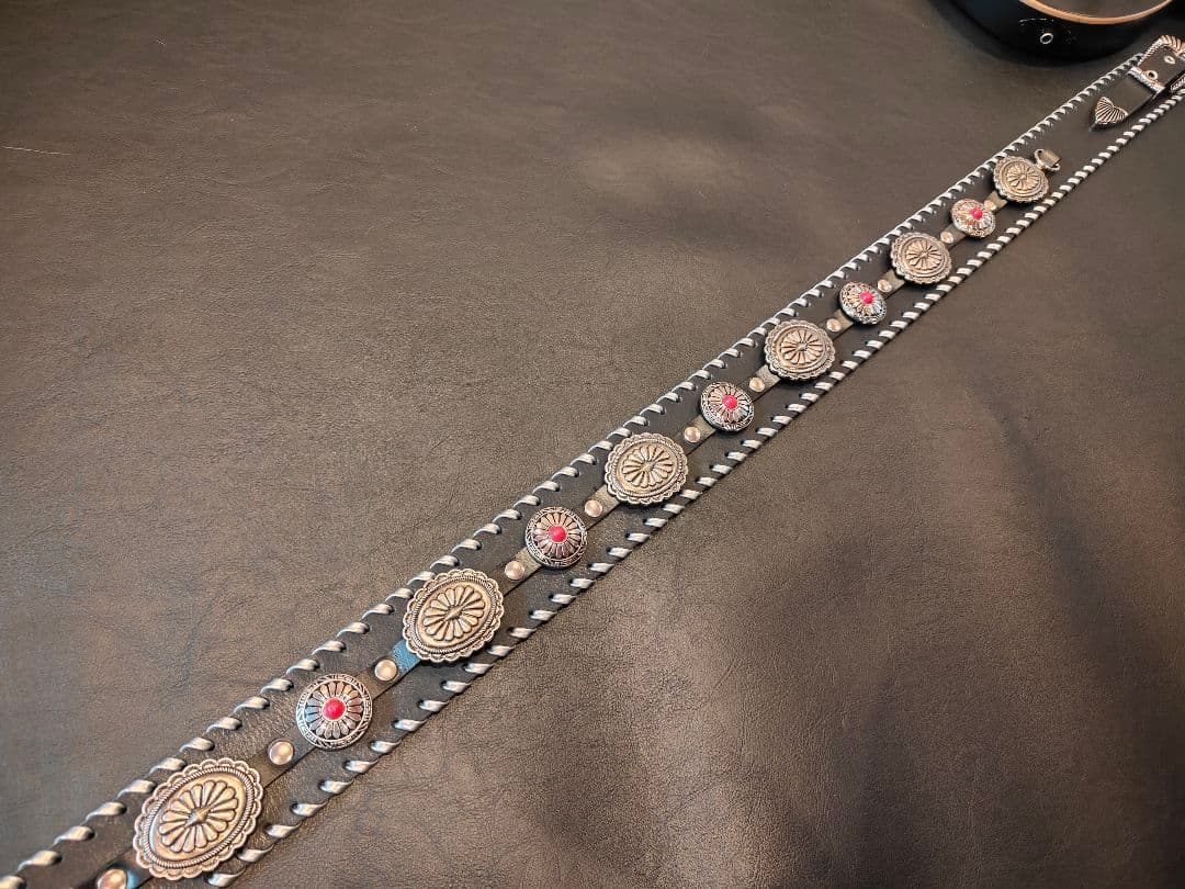 ギターストラップ　本革3mm厚　117〜130cm　赤ターコイズ風コンチョ