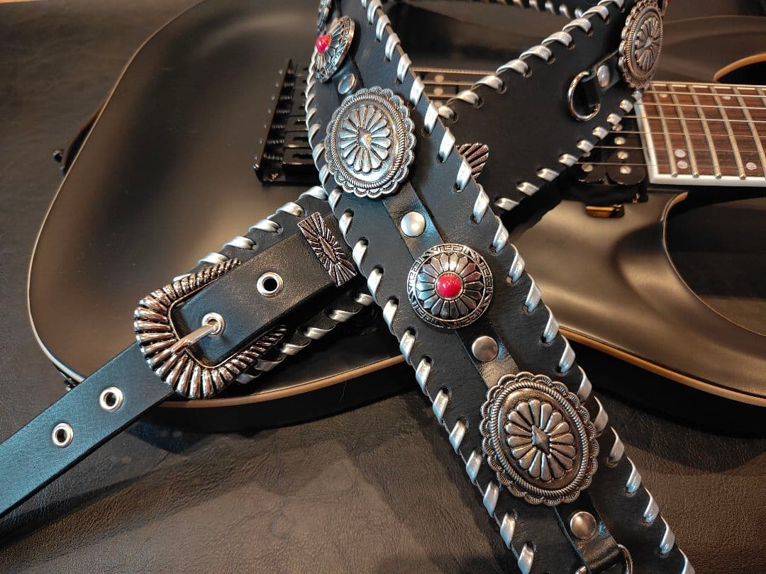 ギターストラップ　本革3mm厚　117〜130cm　赤ターコイズ風コンチョ