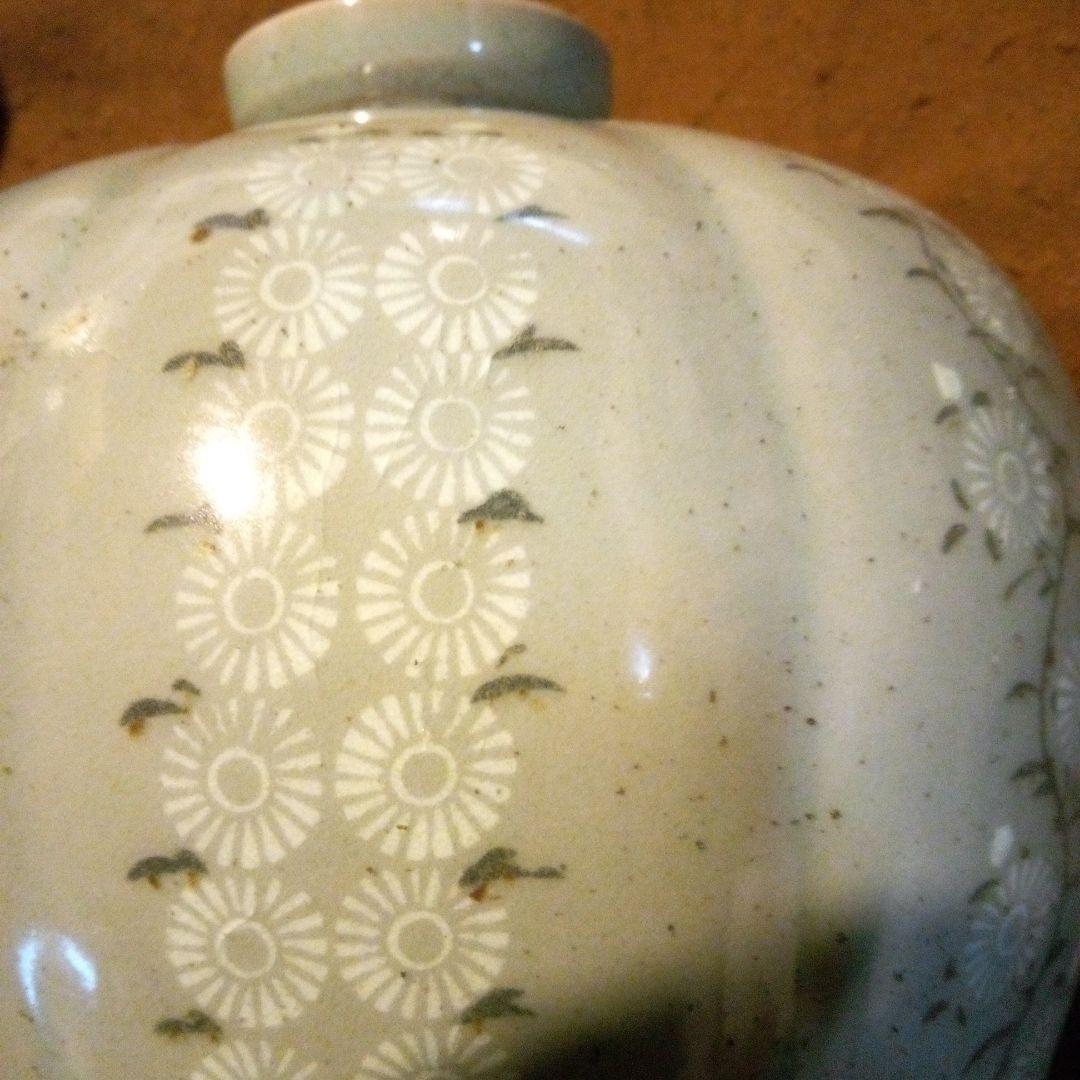 高麗青磁　灰色の花模様陶器壺