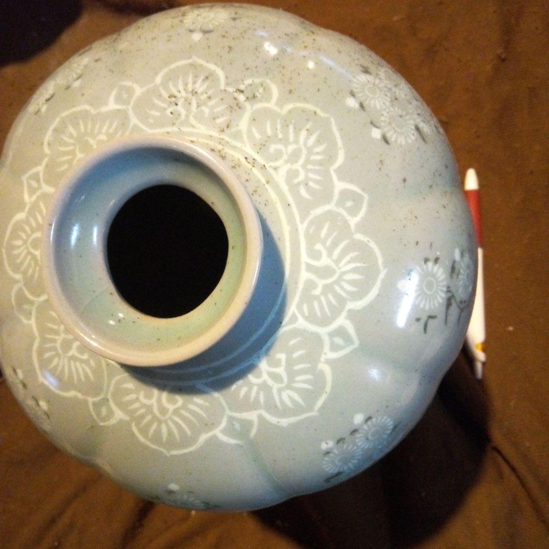 高麗青磁　灰色の花模様陶器壺