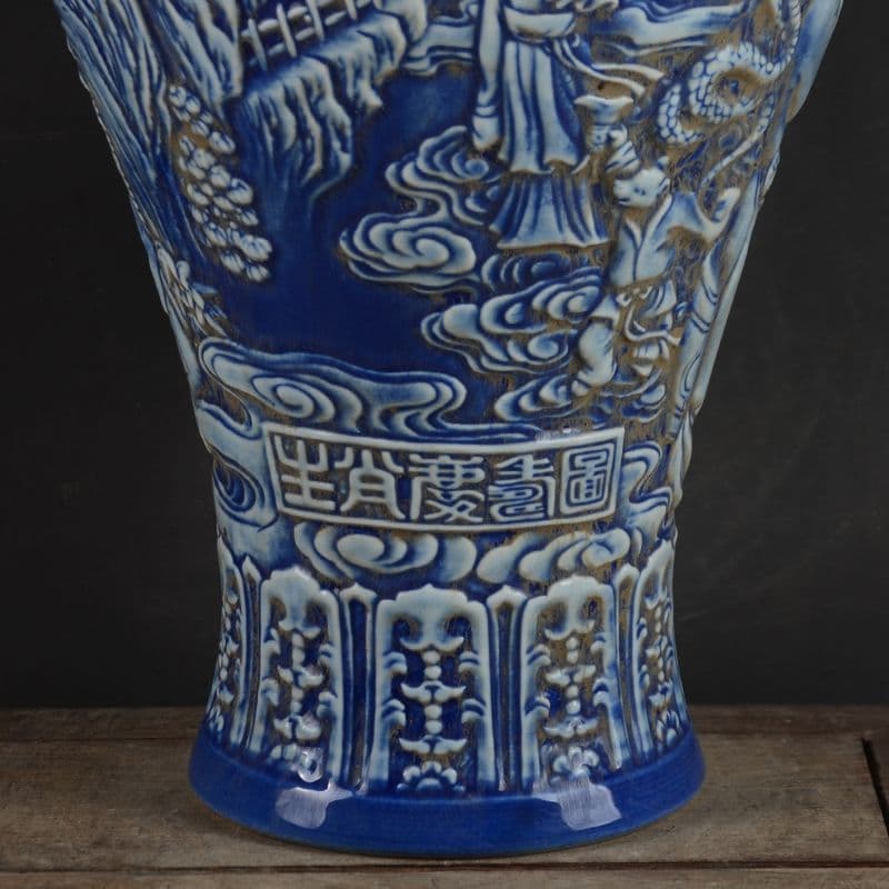 清乾隆藍地に彫られた十二支人物紋梅瓶 景徳鎮 装飾品 現代工芸品美術品 置物