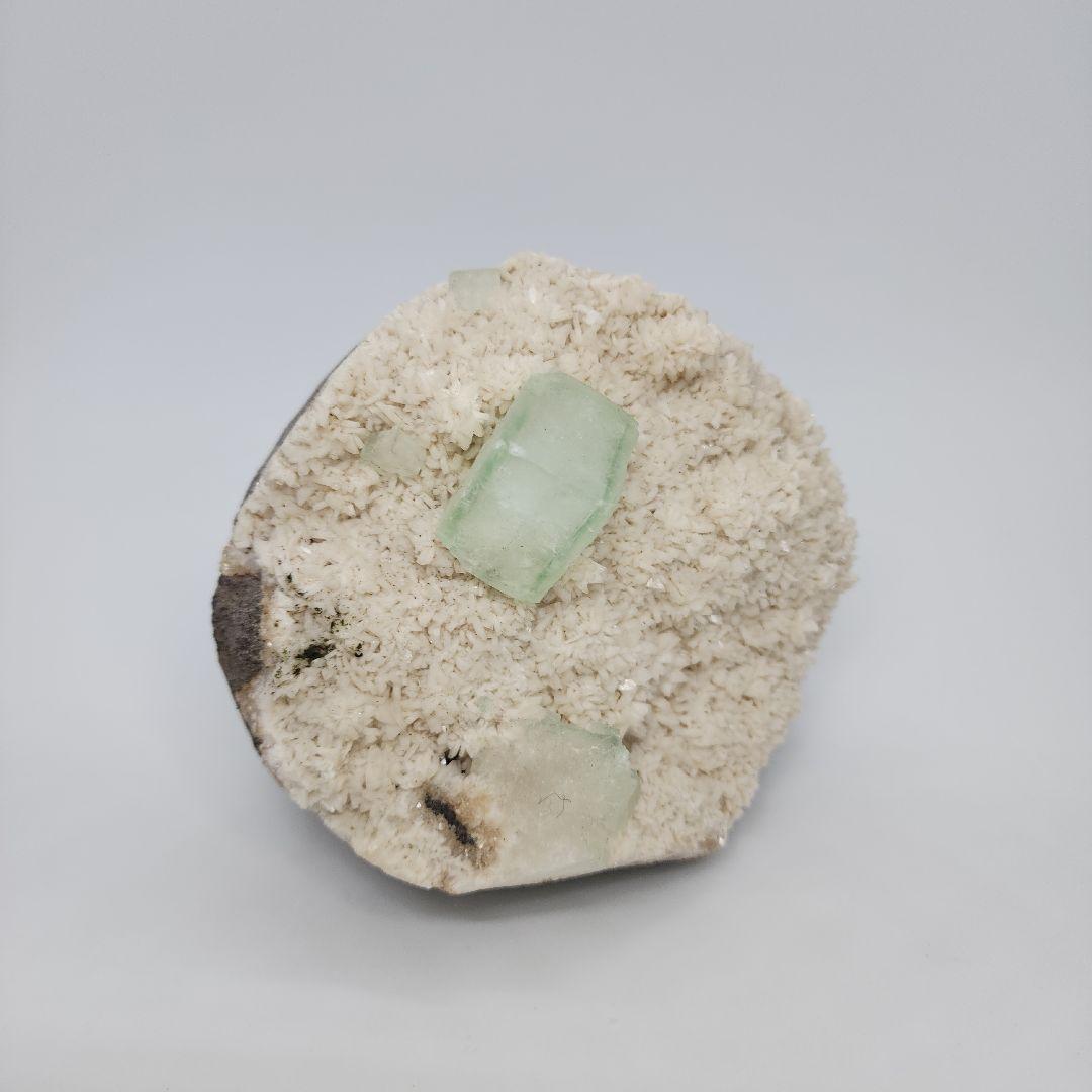 緑アポフィライトとカルサイトの共生 霊界と肉体の橋渡しで内なる平和を呼び覚ます