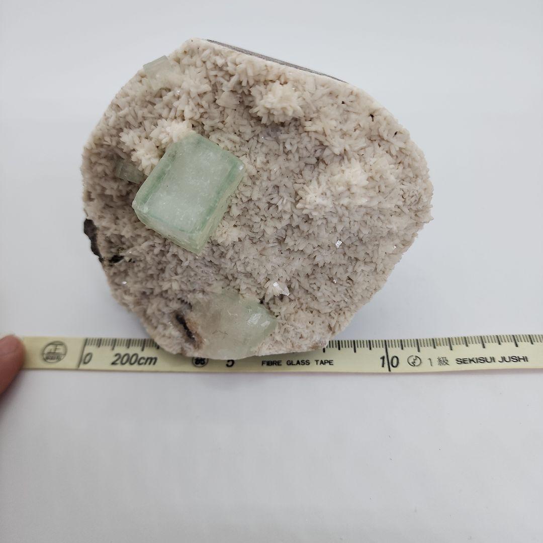 緑アポフィライトとカルサイトの共生 霊界と肉体の橋渡しで内なる平和を呼び覚ます