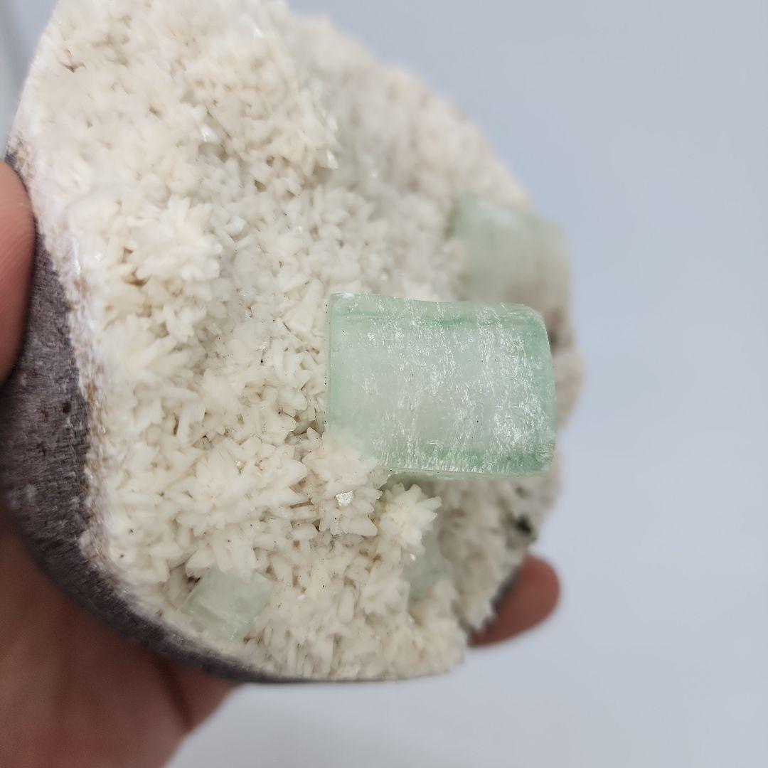 緑アポフィライトとカルサイトの共生 霊界と肉体の橋渡しで内なる平和を呼び覚ます