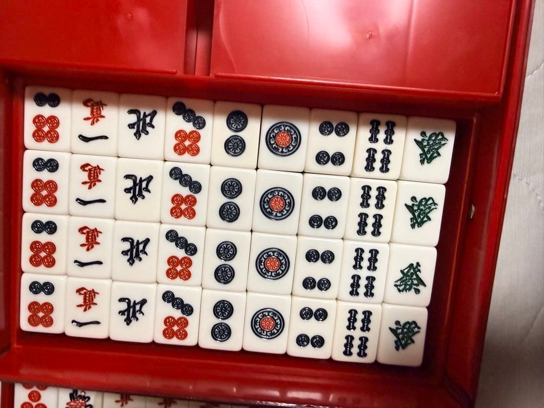 麻雀牌セット 伝統的デザイン 赤いケース付き