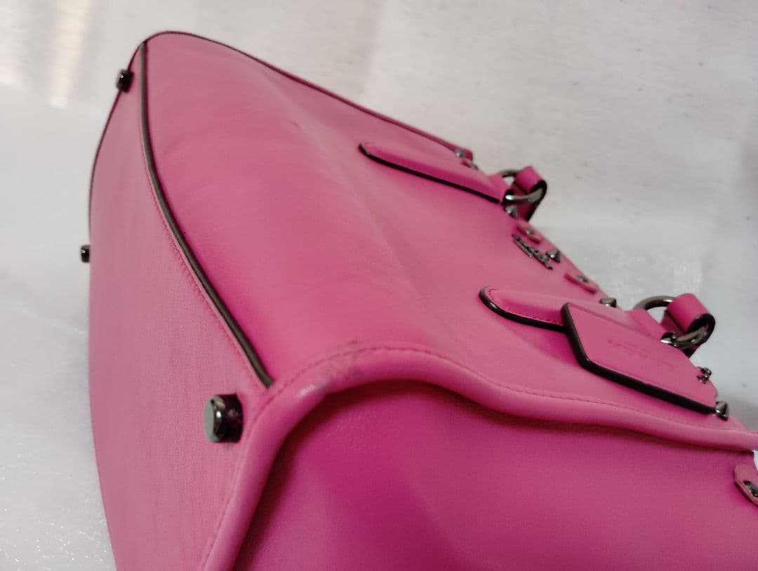 まゆちゃん　コーチ マゼンタ スタッズ フローラルレザー クロスビート