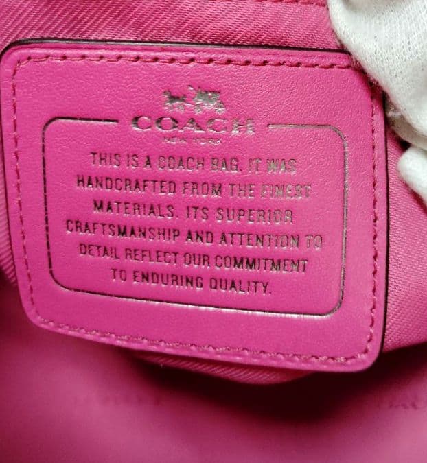 まゆちゃん　コーチ マゼンタ スタッズ フローラルレザー クロスビート