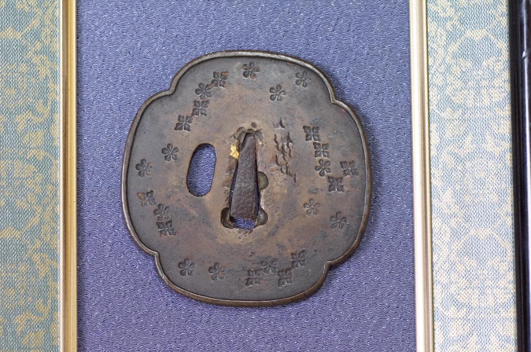 太刀鍔　時代室町はあるかもしれない　8.2ｘ8.0　覆輪のところで5ｍｍ