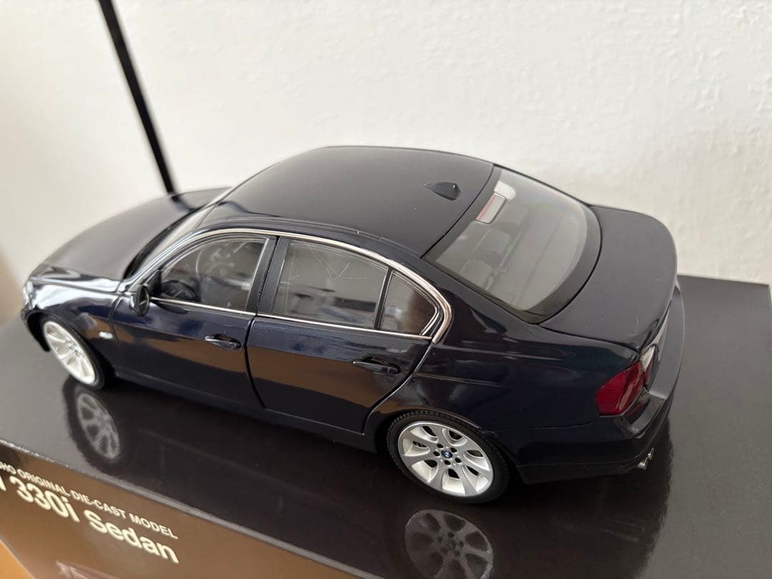 Kyosho BMW 330i Sedan 1:18 ダイキャスト