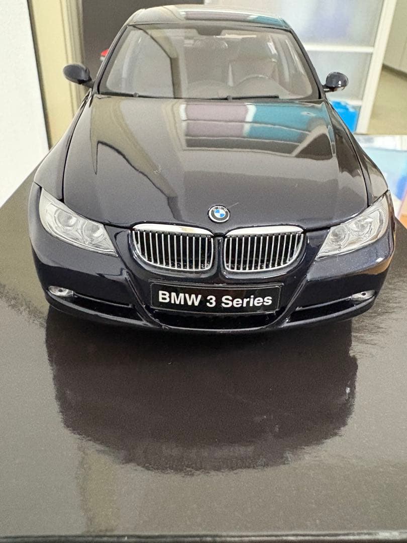 Kyosho BMW 330i Sedan 1:18 ダイキャスト