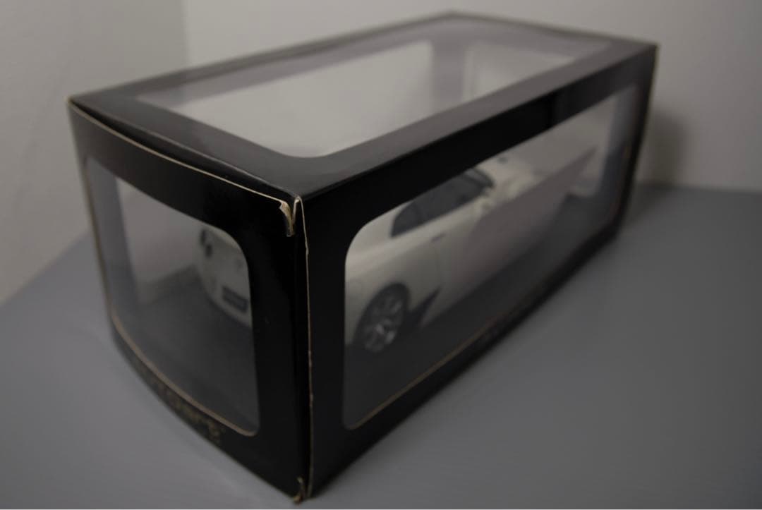 オートアート 日産 35 GTR 白 1/18 ミニカー