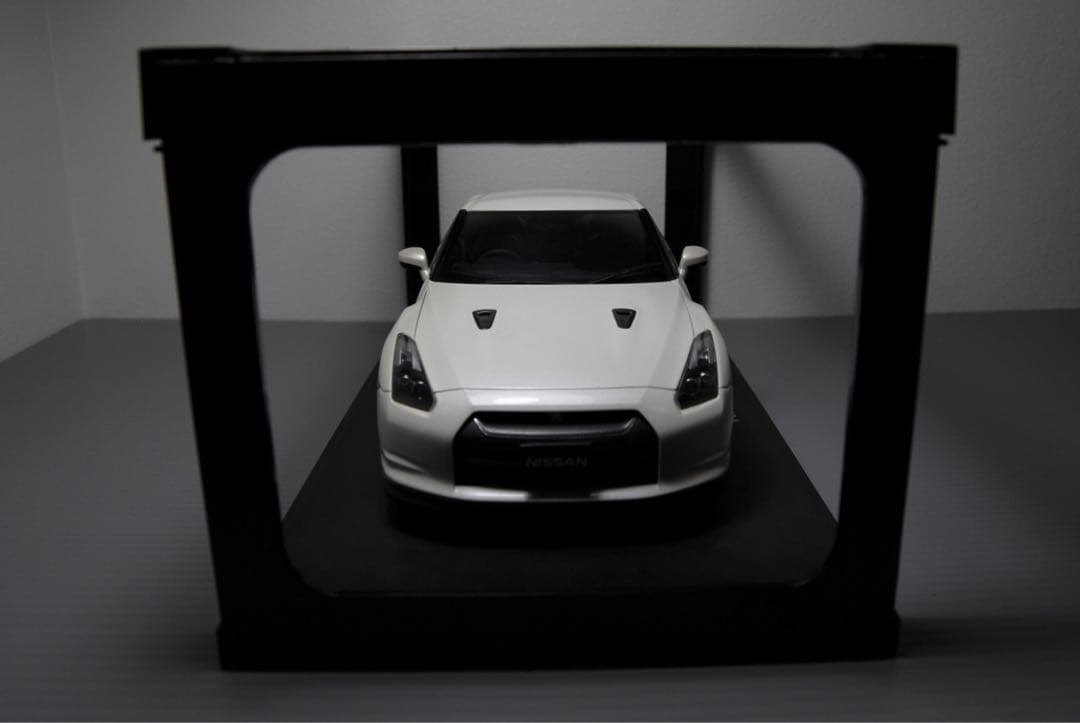 オートアート 日産 35 GTR 白 1/18 ミニカー