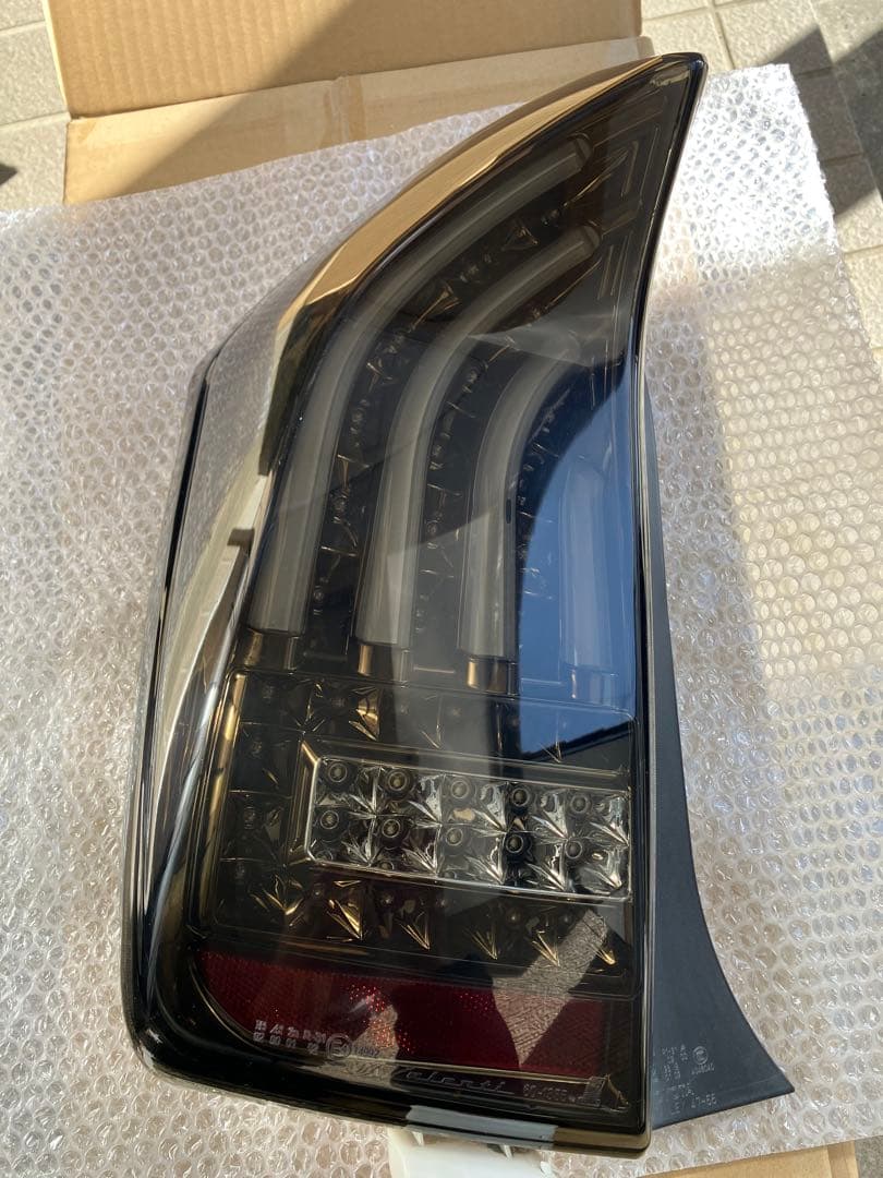 プリウス30系　ヴァレンティテール(左側) LED スモークデザイン