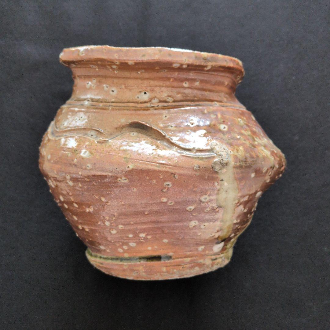 独特の曲線を持つ陶器