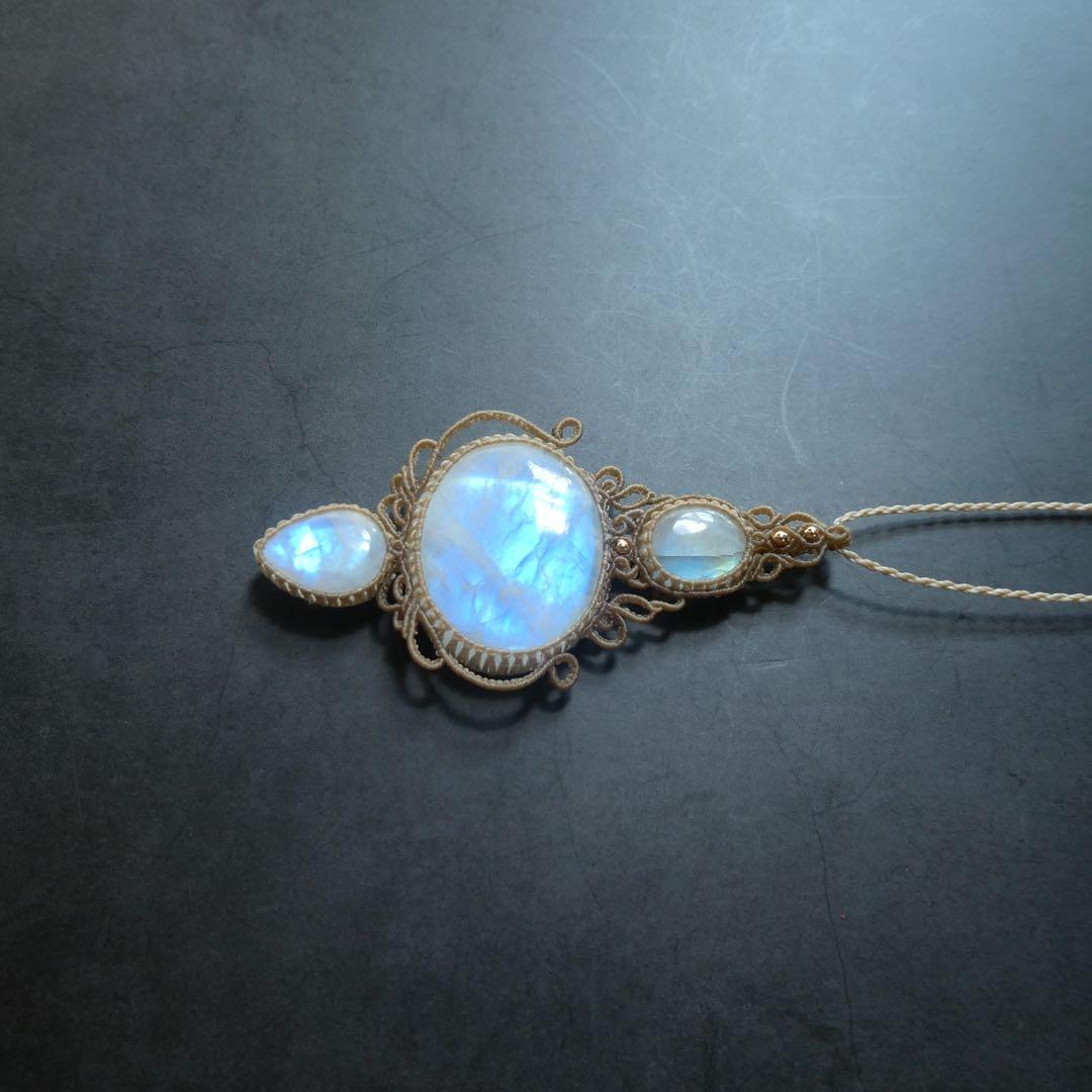 ３つのレインボームーンストーンのマクラメネックレス