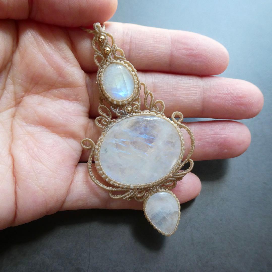 ３つのレインボームーンストーンのマクラメネックレス