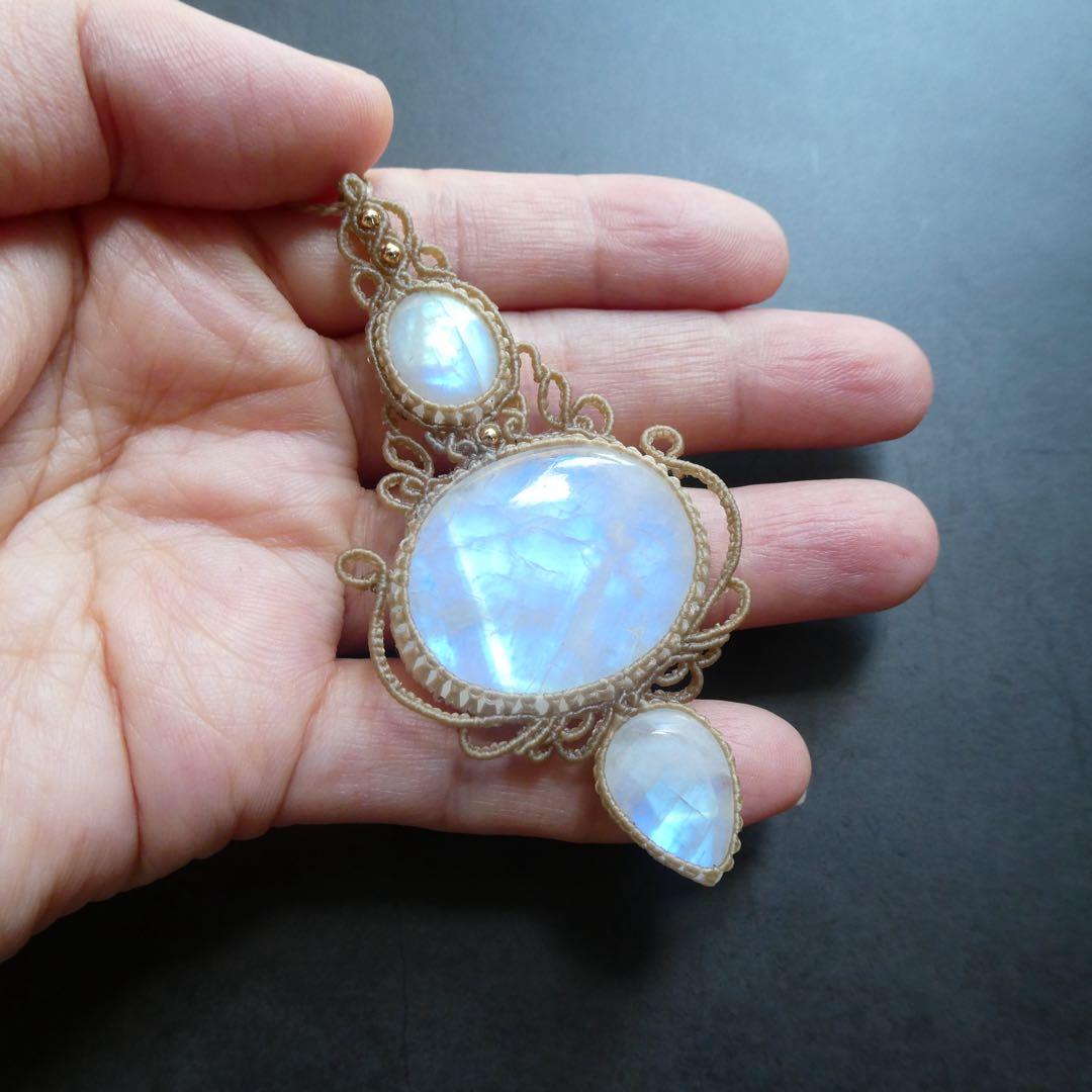 ３つのレインボームーンストーンのマクラメネックレス