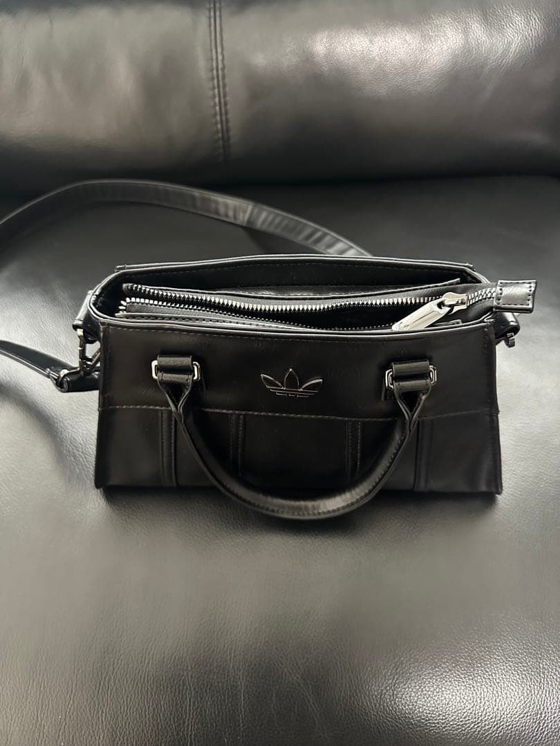 adidas ブラック ショルダーバッグ