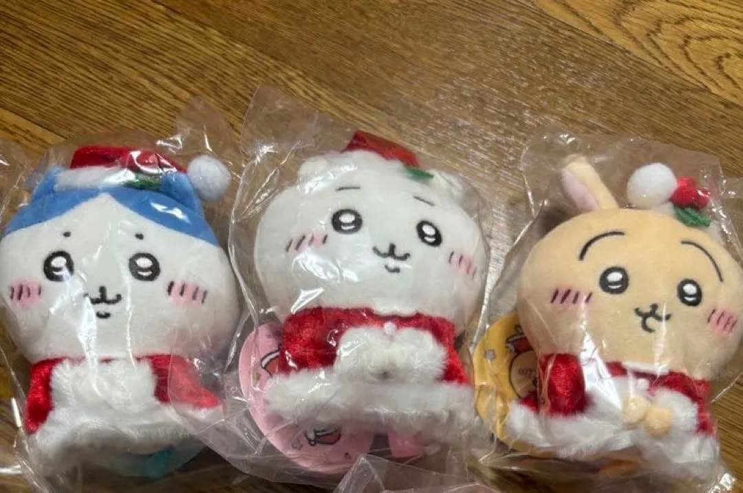 ちいかわ　サンタさんだ！　ぬいぐるみ　持ちますマスコット