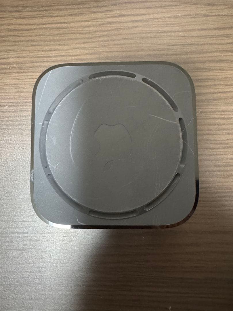 Apple TV 4K 64GB 本体とリモコン