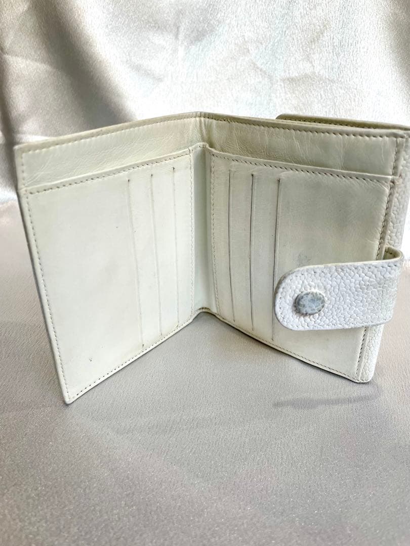 CHANEL ホワイトレザー キャビアスキン　二つ折り財布　本物　匿名発送