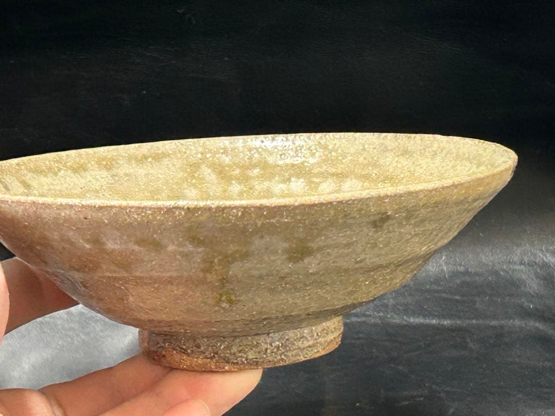 美しい古美術◾️蔵から深みのある緑色の釉薬が流れる上品で美しい平茶碗が出て来ました
