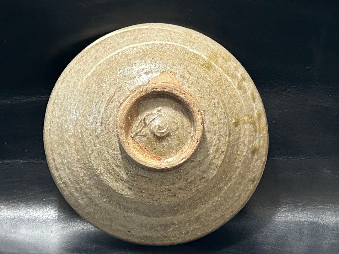 美しい古美術◾️蔵から深みのある緑色の釉薬が流れる上品で美しい平茶碗が出て来ました