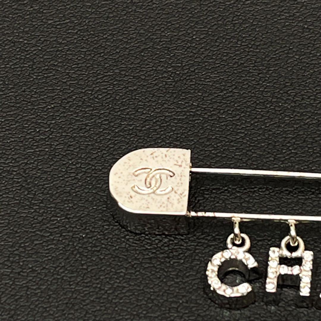 シャネル ロゴ ラインストーン ピン ブローチ コサージュ シルバー 01P