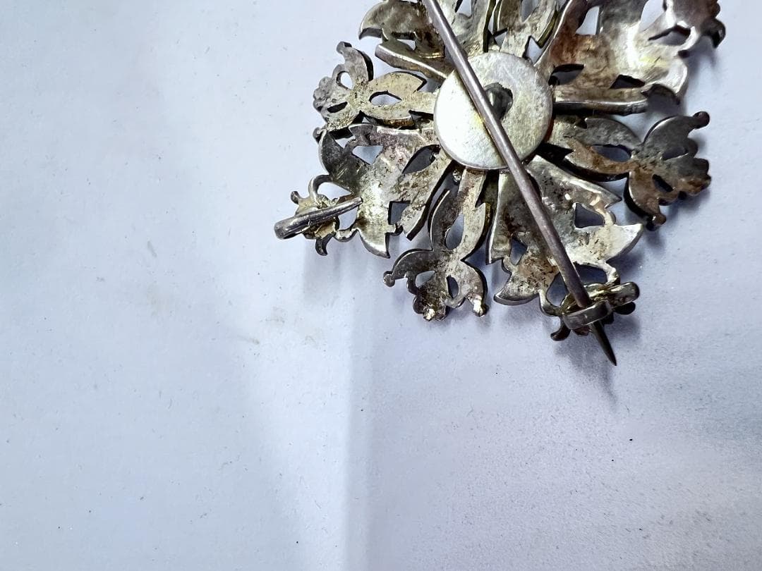 花の形のブローチ　水晶　ローズカット　ジョージアン