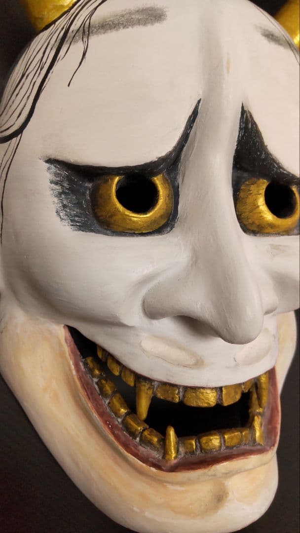 伝統的な能面 金色の角