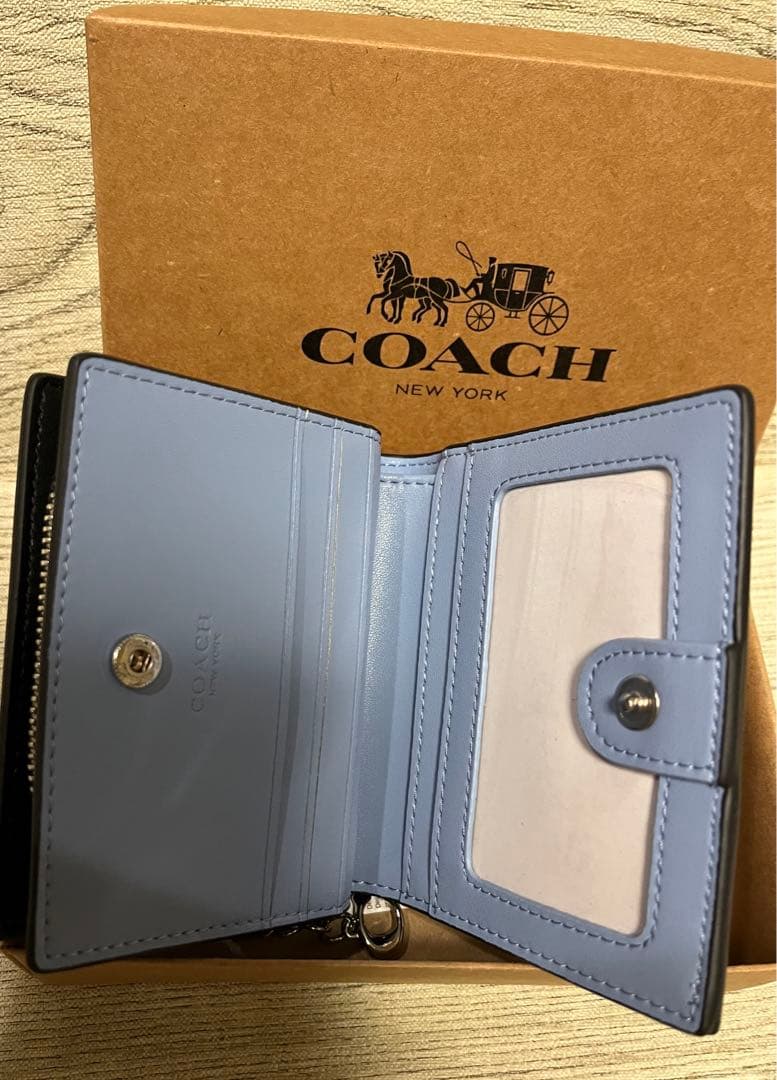 コーチ　可愛いワンちゃん柄　二つ折り　財布　 新品未使用　シグネクチャー