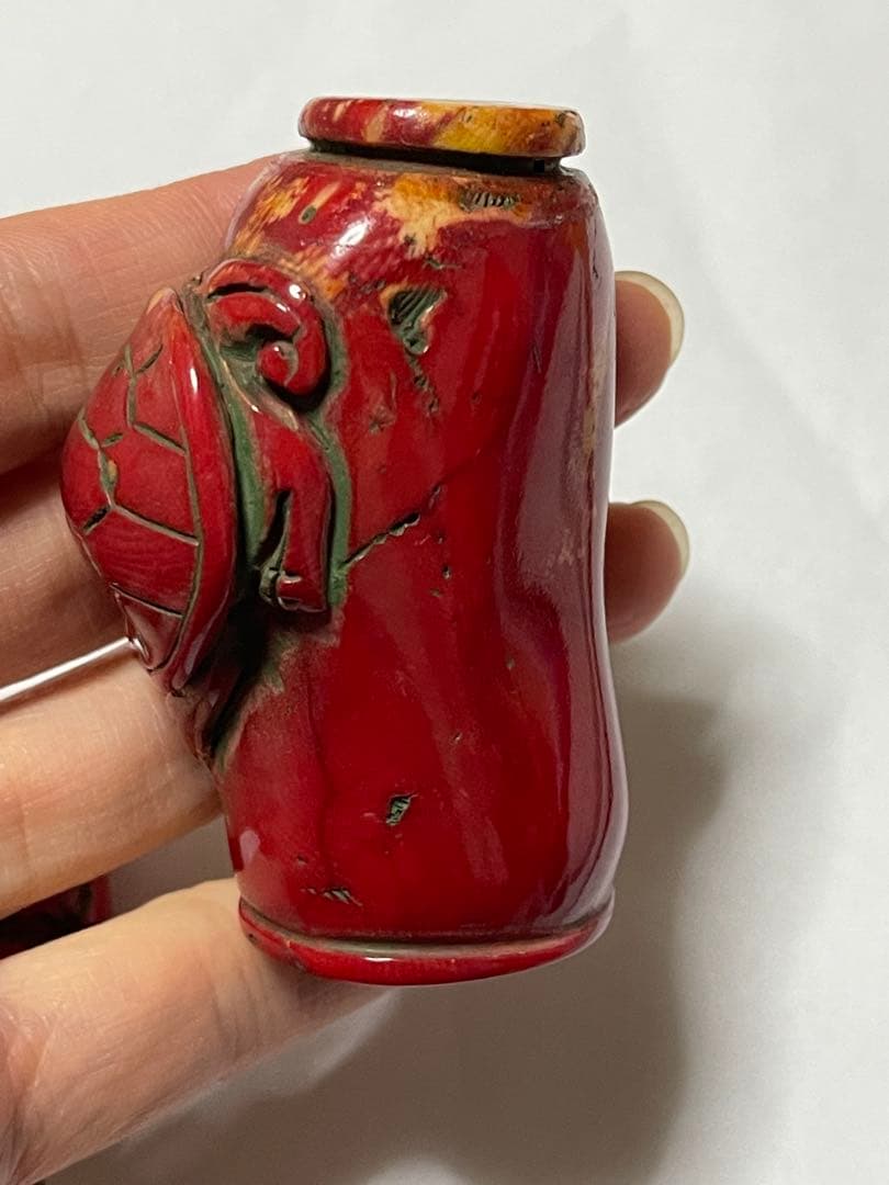 値下げ　赤い亀の彫刻　珊瑚風　鼻煙壺？　山珊瑚？希少