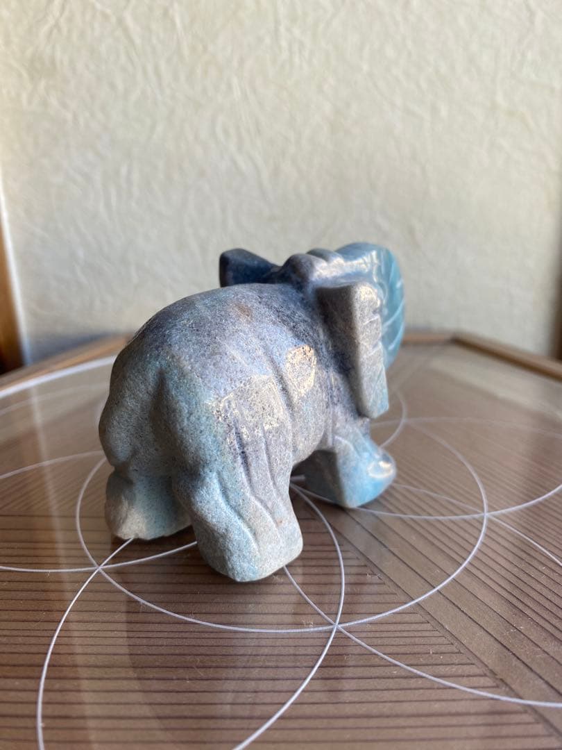 天然石　トロレアイトの象